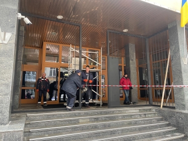 «Укрнафта» демонтує паркан навколо головного офісу. Він із 2015-го мав захищати актив Коломойського від влади (Фото) /Фото 2