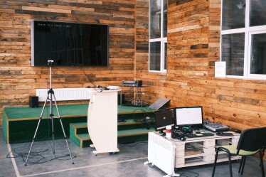 «Классные решения редко рождаются в переговорках». Как выглядит офис IT-компании EVO, где сотрудники самостоятельно могут оформлять пространство /Фото 48