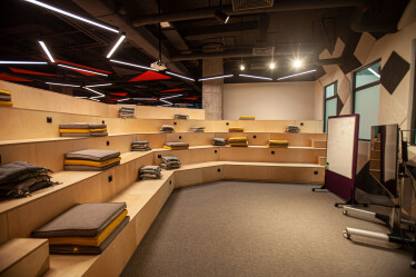 Офис-трансформер и оценка настроения по фото. Как выглядит новый инновационный рабочий хаб Fozzy Group /Фото 15