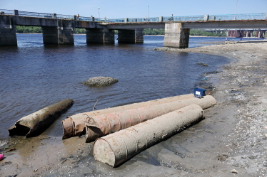 Река Днепр является главной артерией речного судоходства Украины. Уровень воды в Днепре возле г. Запорожье резко упал после разрушения РФ плотины на Каховской ГЭС, 6 июля 2023 года /Getty Images