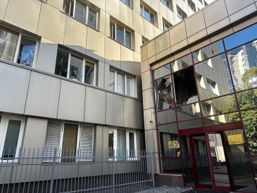 Офіси Представництва ЄС та видання «Українська правда» постраждали через російську атаку на Київ (фото) /Фото 4
