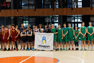 Фонд закупает инвентарь для школ, проводит спортивные турниры, построил баскетбольную площадку в поселке Бородянка возле столицы.