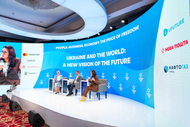 Заместитель главы Офиса президента Ростислав Шурма и министр экономики Украины Юлия Свириденко во время панельной дискуссии «Украина и мир. Новое видение будущего» на КМЭФ-2023 /пресс-служба КМЭФ