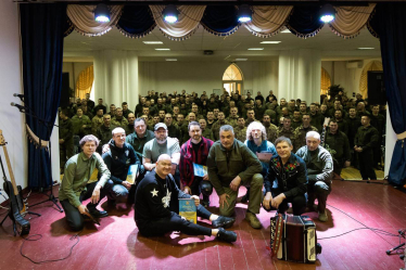 Шоу-бізнес на війні. Гумористи, артисти та івент-менеджери влаштовують концерти для військових. Як жарти і музика допомагають на фронті /Фото 4