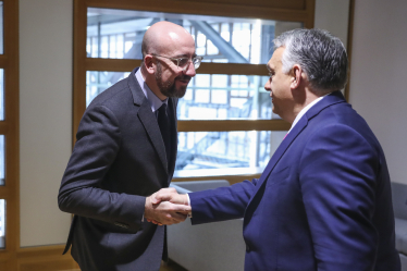 Президент Европейского совета Шарль Мишель (л) и премьер-министр Венгрии Виктор Орбан перед их встречей в штаб-квартире Европейского совета в Брюсселе 3 февраля 2020 года. /Getty Images