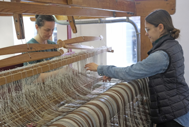 Нова місцева ткаля Діана Слава - протягування сольви. /Анна Наконечна