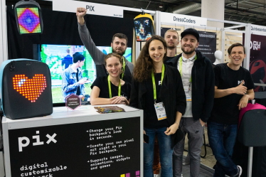 Украинский Pix продавал рюкзаки с экранами в 60 странах, а теперь закрывается. Какие возникли проблемы и кто будет возрождать бизнес /Фото 1