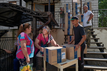 Волонтери роздають гуманітарну допомогу місцевим жителям у Миколаєві, Україна,  8 липня 2022.
