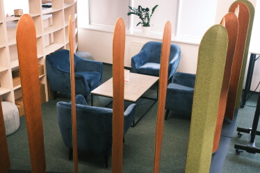 «Тиха» кімната, десятки дощок і ніяких стін. Як виглядає простір, де створюють ідеї в «Новій Пошті» /Фото 22