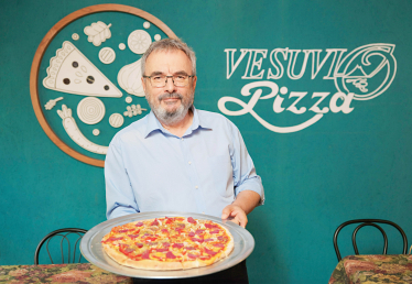 Мирон Спольський, 70, власник легендарної «Піци Везувіо», яка працює на вулиці Рейтарській у Києві з 1995 року. /Антон Забєльський для Forbes Ukraine