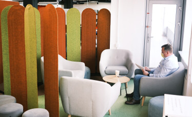 «Тиха» кімната, десятки дощок і ніяких стін. Як виглядає простір, де створюють ідеї в «Новій Пошті» /Фото 19