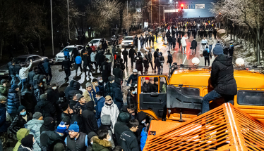 Казахстан охопили акції протесту через подорожчання автогазу. Штурмують адмінбудівлі і палять авто. Уряд пішов у відставку, акції місцевих компаній падають /Фото 1