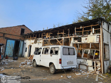 Унаслідок російської атаки у Миколаєві горів супермаркет і пошкоджено СТО /Фото 1