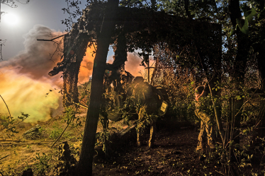 Українські солдати обстрілюють із артилерії позиції росіян на лінії фронту в місті Авдіївка, Донецька область, 27 липня 2023 року. /Getty Images