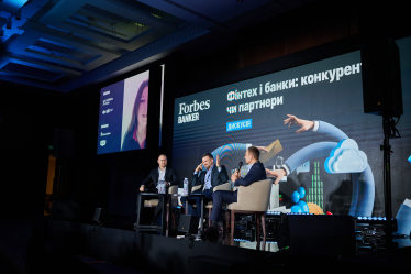 Олександр Ніколайчик, партнер Sayenko Kharenko; Ігор Сироватко, СЕО NovaPay; Сергій Макаренко, merchant solutions ПриватБанку; Христина Кармазіна, CEO Банк Власний Рахунок