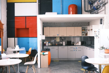 «Классные решения редко рождаются в переговорках». Как выглядит офис IT-компании EVO, где сотрудники самостоятельно могут оформлять пространство /Фото 17