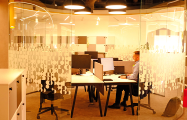 «МакДональдс»&amp;nbsp;реконструировали офис. В нем нет фиксированных мест, есть лаунж-зона с камином и новые рабочие зоны. Как это помогает коллаборациям команд /Фото 20