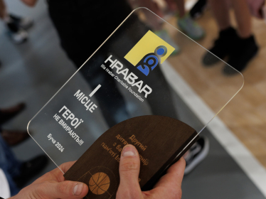 Фонд закупает инвентарь для школ, проводит спортивные турниры, построил баскетбольную площадку в поселке Бородянка возле столицы.