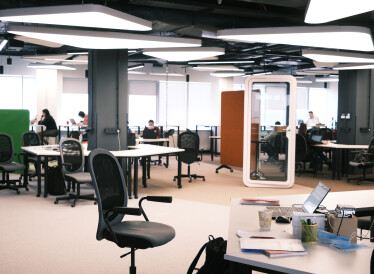 «Тиха» кімната, десятки дощок і ніяких стін. Як виглядає простір, де створюють ідеї в «Новій Пошті» /Фото 3