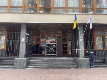 «Укрнафта» демонтує паркан навколо головного офісу. Він із 2015-го мав захищати актив Коломойського від влади (Фото) /Фото 1