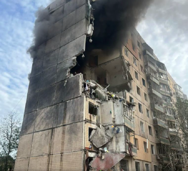 Росія обстріляла Кривий Ріг ракетами, є влучення у багатоповерховий будинок і жертви (Оновлюється) /Фото 1