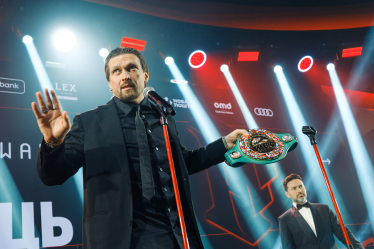 Другий лот – чемпіонський пояс WBC Олександра Усика. На фото: Олександр Усик і Тімур Мірошниченко. Фото: Антон Забєльський