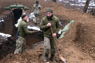 «Армія, що копає глибше, виживає». На фортифікаційні споруди у 2024 році виділили понад 46 млрд грн. WSJ дослідив, як будують укріплення біля фронту