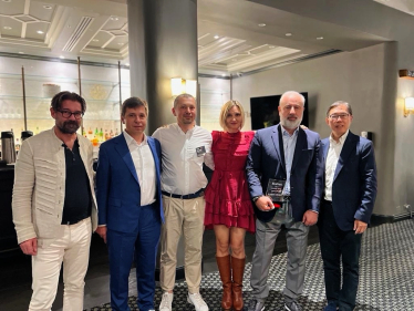 Зліва направо: Петр Симунек, головний редактор Forbes Chechia, Володимир Федорін, керівник проєкту Forbes Ukraine, Борис Давиденко, головний редактор Forbes Ukraine, Катя Солдак, редакційна директорка Forbes, Артур Ґранц, видавець Forbes Ukraine, Пітер Хан, президент Forbes Global Holdings /з особистого архіву