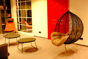 «МакДональдс»&amp;nbsp;реконструировали офис. В нем нет фиксированных мест, есть лаунж-зона с камином и новые рабочие зоны. Как это помогает коллаборациям команд /Фото 23