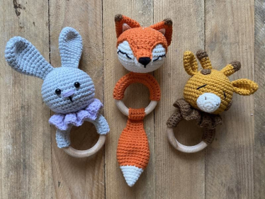 Харків'янка Любов Коробкіна, 31, навіть під бомбардуваннями продовжує в'язати колиски для новонароджених, продаючи їх на американському маркетплейсі Etsy.