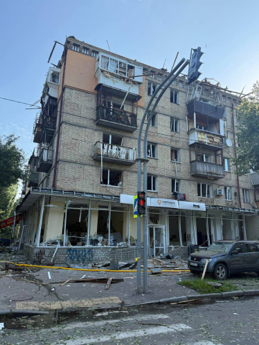 Росія атакувала Київ балістикою та дронами: 28 загиблих і понад 140 постраждалих. Біля пошкодженого будинку завершили пошукові роботи /Фото 6