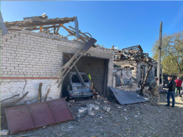 Россия ударила ракетами по пригороду Днепра, есть жертвы /Фото 3