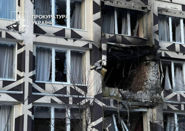 Клініка «Медіком» обіцяє в найкоротші терміни відновити роботу стаціонару на Оболоні після влучання дрона: підраховує збитки /Фото 1