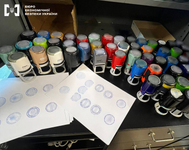 Обыски в !FEST. В БЭБ заявили об изъятии 400 банковских карт и 8 млн грн /Фото 3