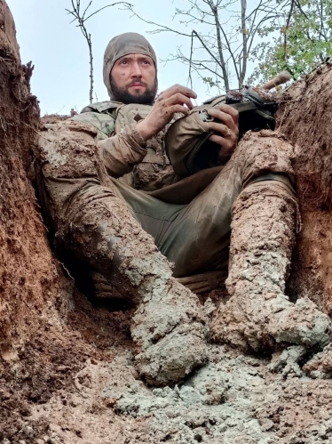 Инженер по световым приборам Starlight Media Богдан Васылько служит в ВСУ.