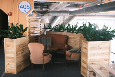 «Классные решения редко рождаются в переговорках». Как выглядит офис IT-компании EVO, где сотрудники самостоятельно могут оформлять пространство /Фото 30