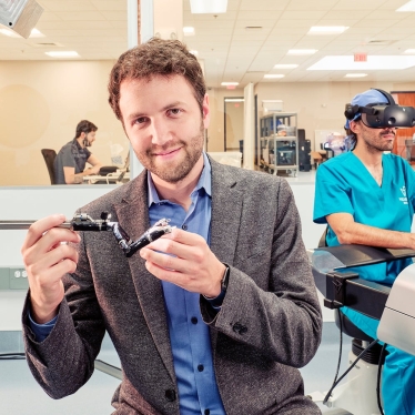 Компания Vicarious Surgical создала миниатюрного робота для операций. Как он может совершить революцию в хирургии /Фото 1