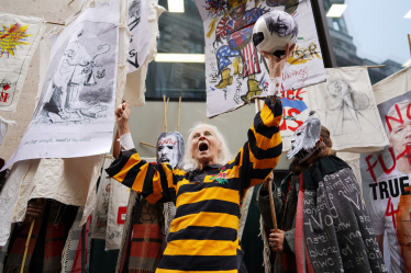 Смерть вічної революціонерки. Дизайнерка Вівʼєн Вествуд перетворила панк, бунт та екологію на бізнес із виручкою у $45 млн. Що залишила по собі /Фото 2