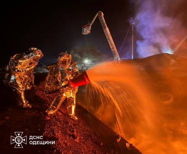 Росія «шахедами» вдарила по припортовій інфраструктурі Одещини: спричинено масштабну пожежу, є постраждалий (фото, відео) /Фото 3