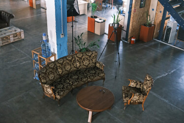 «Классные решения редко рождаются в переговорках». Как выглядит офис IT-компании EVO, где сотрудники самостоятельно могут оформлять пространство /Фото 28