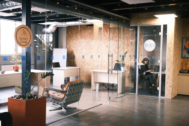 «Классные решения редко рождаются в переговорках». Как выглядит офис IT-компании EVO, где сотрудники самостоятельно могут оформлять пространство /Фото 51