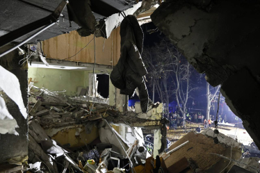 Авиаудар по многоэтажке. В Харькове продолжается спасательная операция, известно об одном погибшем и 35 раненых /Фото 4