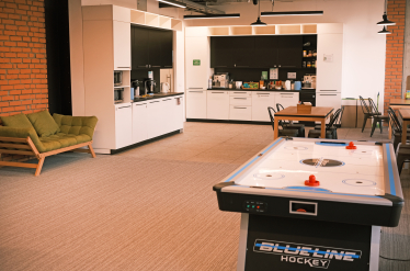 IT-компанія Intellias спробувала зміксувати простір, де народжується не тільки код, але й творчість. Що у неї вийшло /Фото 34