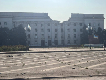 Росія авіабомбами знищила будівлю Херсонської ОВА (фото) /Фото 2