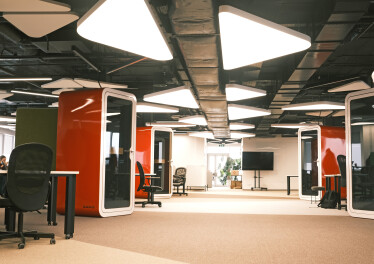 «Тиха» кімната, десятки дощок і ніяких стін. Як виглядає простір, де створюють ідеї в «Новій Пошті» /Фото 36