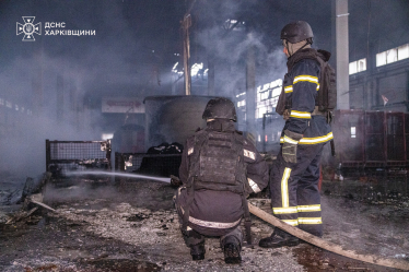 Россия дронами уничтожила часть сортировочного терминала «Новой почты» в Харьковской области (фото) /Фото 1