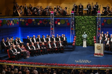 Лауреаты Нобелевской премии (слева) слушают вступительную речь во время начала церемонии вручения Нобелевской премии по литературе, науке и экономике в Концертном зале в Стокгольме, Швеция, 10 декабря 2022 года. /Getty Images