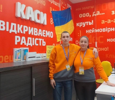 Життя перемагає. Як попри виклики війни у центрі Херсона продовжує роботу магазин побутової техніки та електроніки «Фокстрот» та яка команда там працюєм /Фото 2