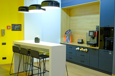 «МакДональдс»&amp;nbsp;реконструировали офис. В нем нет фиксированных мест, есть лаунж-зона с камином и новые рабочие зоны. Как это помогает коллаборациям команд /Фото 29