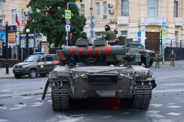 «Заколот Пригожина» закінчився. Найманці ПВК «Вагнер» зупинили марш на Москву /Фото 5